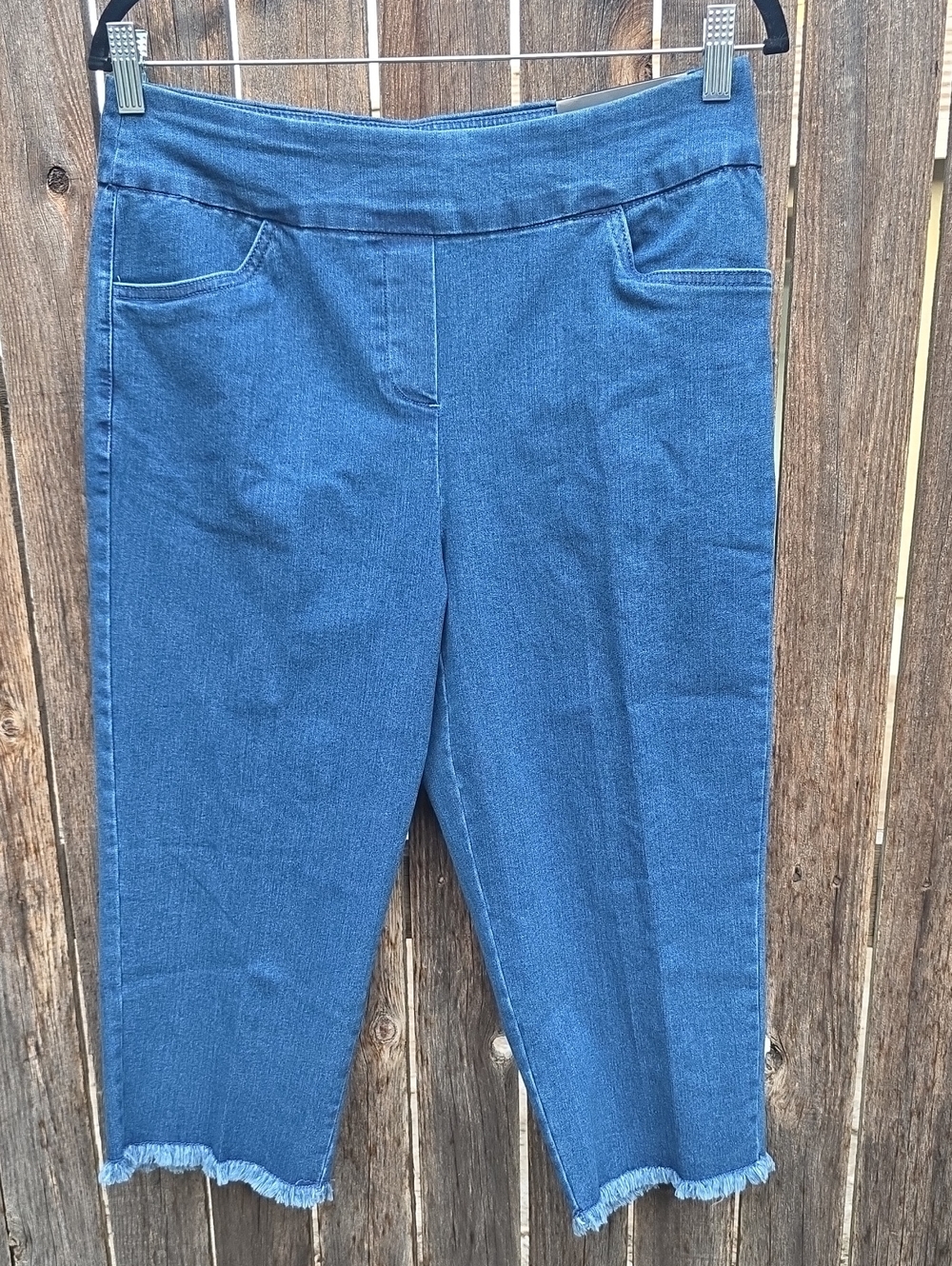 Women’s Pull-On Blue Denim Crop Jeans Frayed Hem Stretch